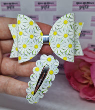 Load image into Gallery viewer, 3d daisy bow and snap clip
