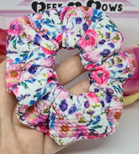 Load image into Gallery viewer, Fuscia floral scrunchie
