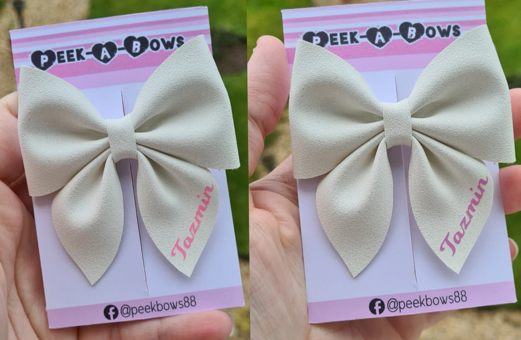 Colour changing personalised party pinch bow.