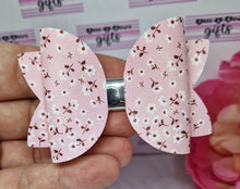 Load image into Gallery viewer, Pink ditsy floral bow and snap clips
