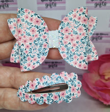 Load image into Gallery viewer, Pink posies bow and snap clips
