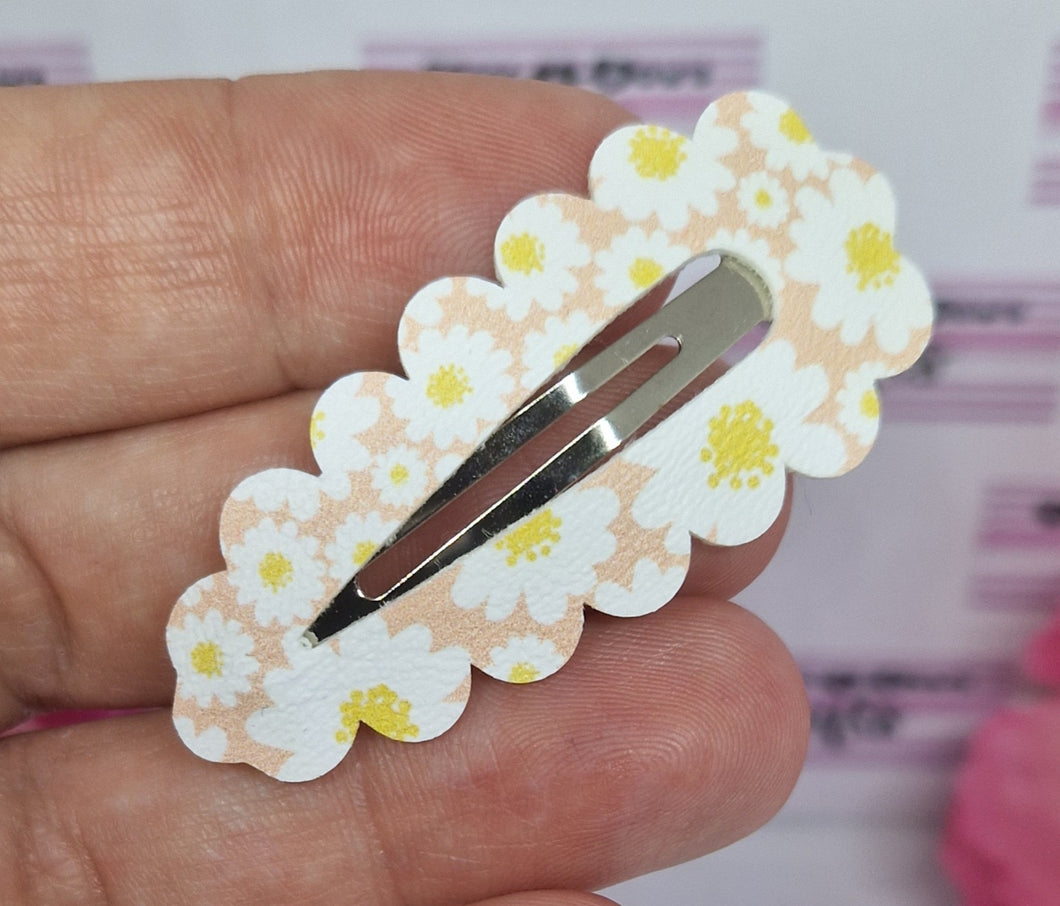 Pink daisy snap clips