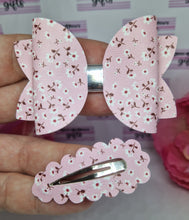 Load image into Gallery viewer, Pink ditsy floral bow and snap clips
