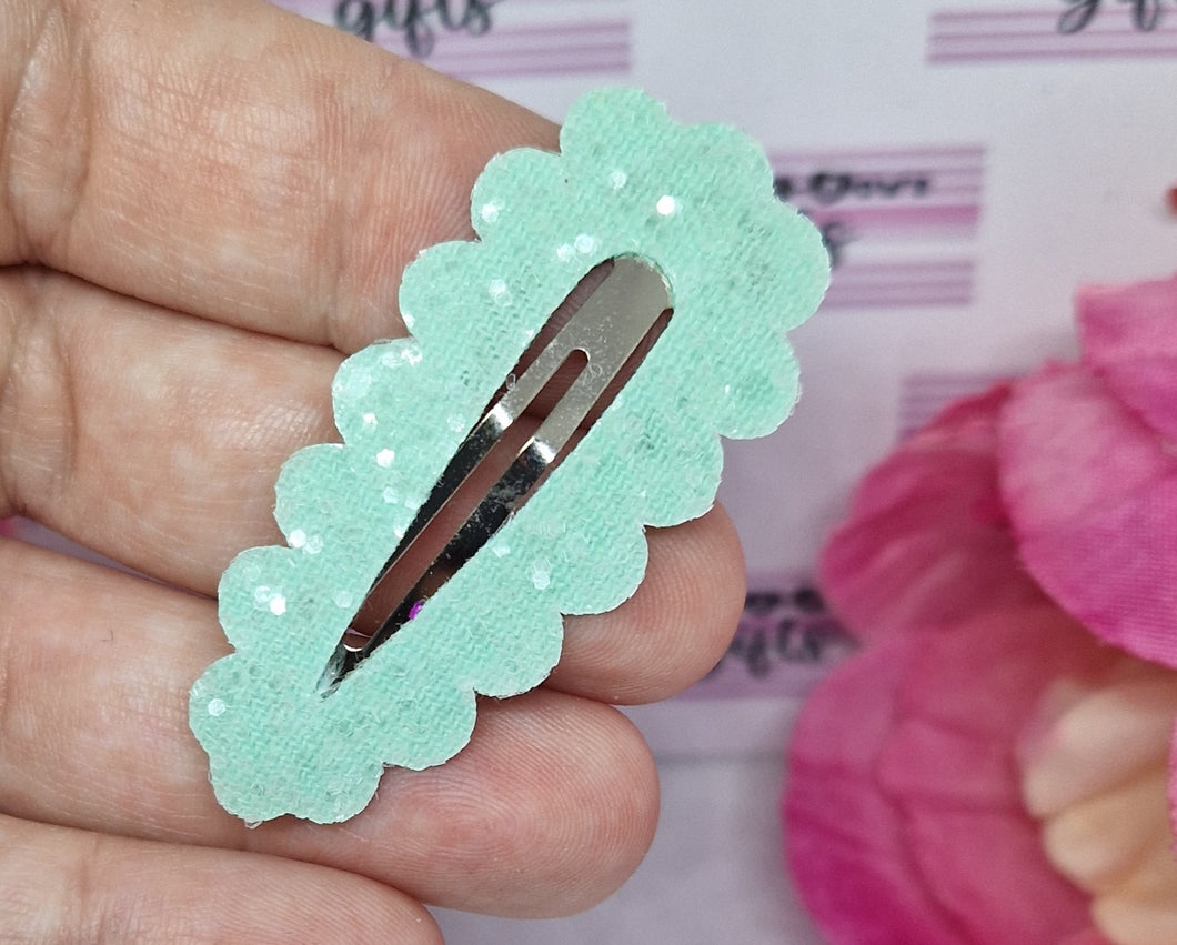 Pastel green glitter fringe clip