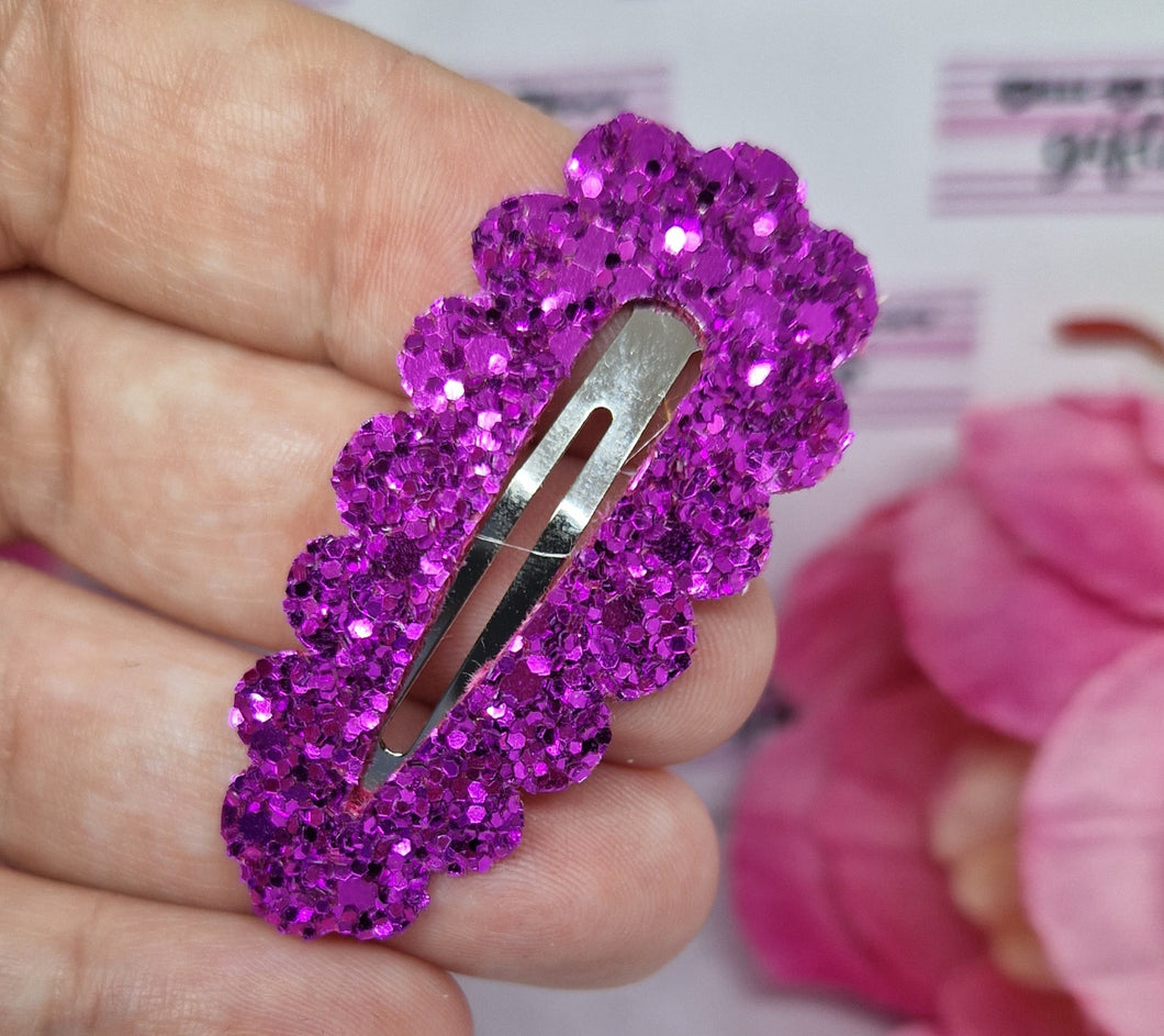 Fuscia glitter fringe clip