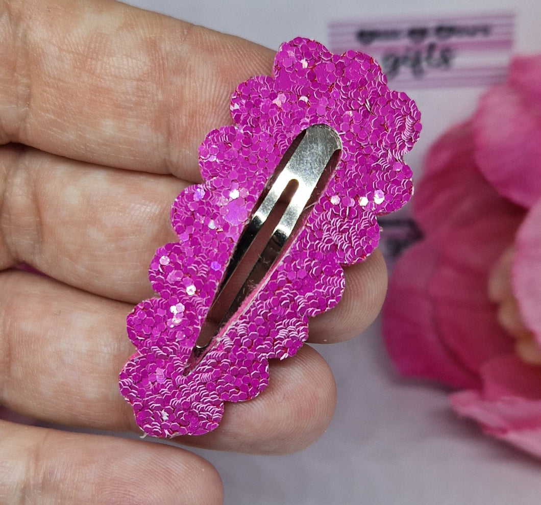 Flamingo pink glitter fringe clip